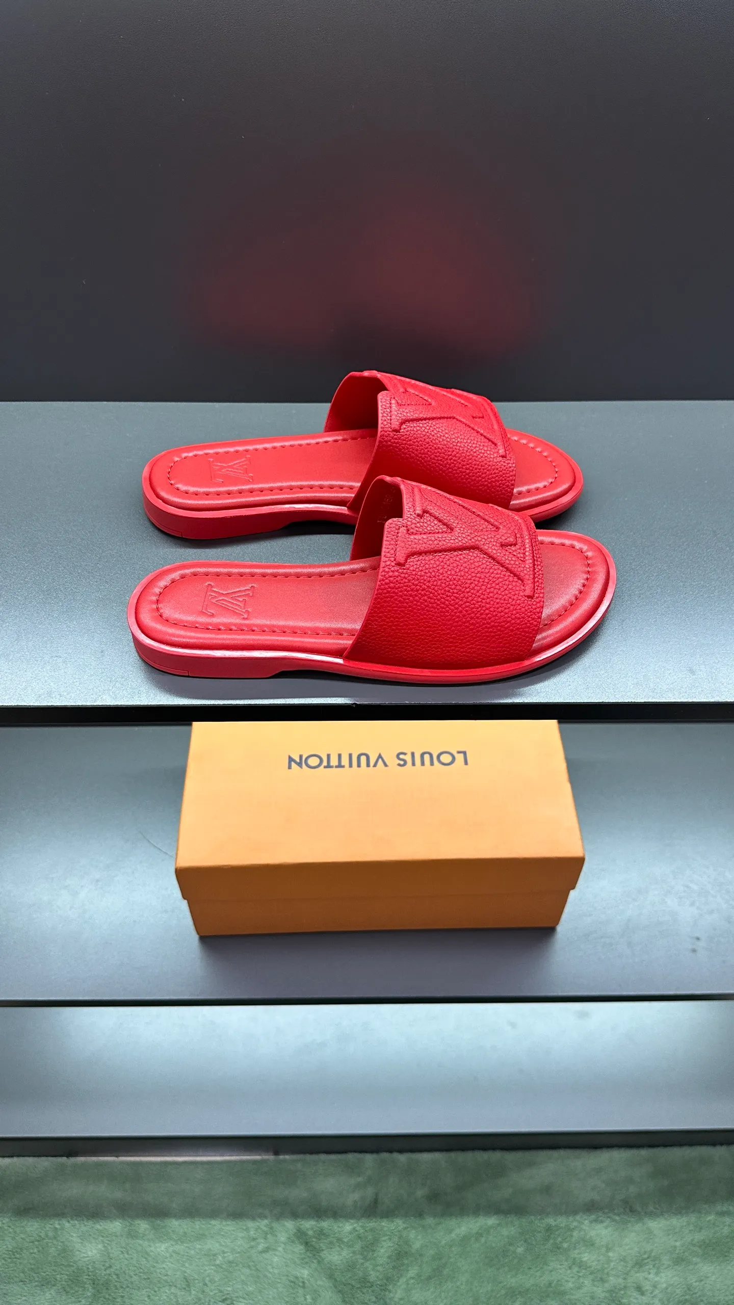 P280 🔍Top purchasing agent LV men's spring and summer slippers counter synchronized. The uppers are made of cowhide fabric imported from Italy, with logo graphics and high-quality craftsmanship. The soles are: original soles specially provided by the original factory. Exclusive molded soles are super comfortable. Original factory follow-up orders. 🔍🔍High quality. You can enter and exit the counter at will. Welcome to compare. Size 38-45